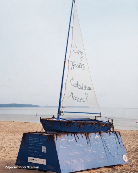 Artystyczna edukacja na plaży nad Bałtykiem. Na piasku stanęła instalacja