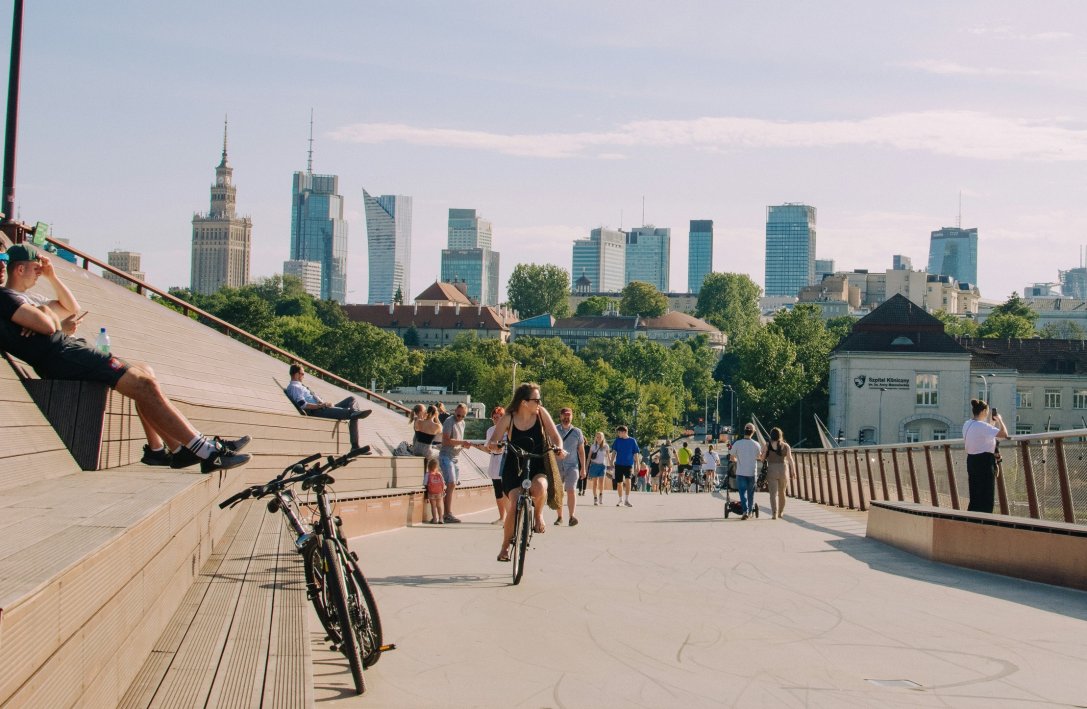 Chcemy pomagać władzom w rozwiązywaniu problemów mieszkaniowych i innych wyzwań, jednocześnie wspierając tych, którzy chcą rozwijać swoją ofertę turystyczną - deklaruje w swoim raporcie Airbnb, fot. Konrad Nowacki/unsplash