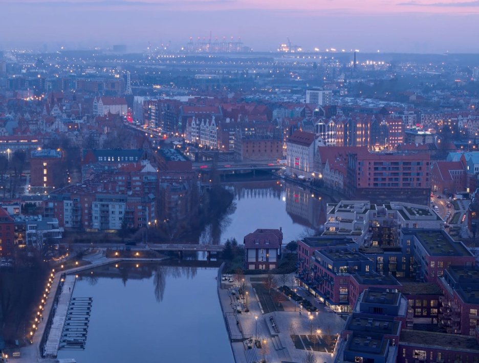 OFF Miasto to jeden z realizowanych obecnie w Gdańsku projektów w rejonie Wyspy Spichrzów i zabytkowej, turystycznej części miasta, który łączy miejskość i klimat kurortu. Deweloper w ramach inwestycji tworzy też przestrzeń nad brzegami Motławy, fot. wizualizacja Invest Komfort