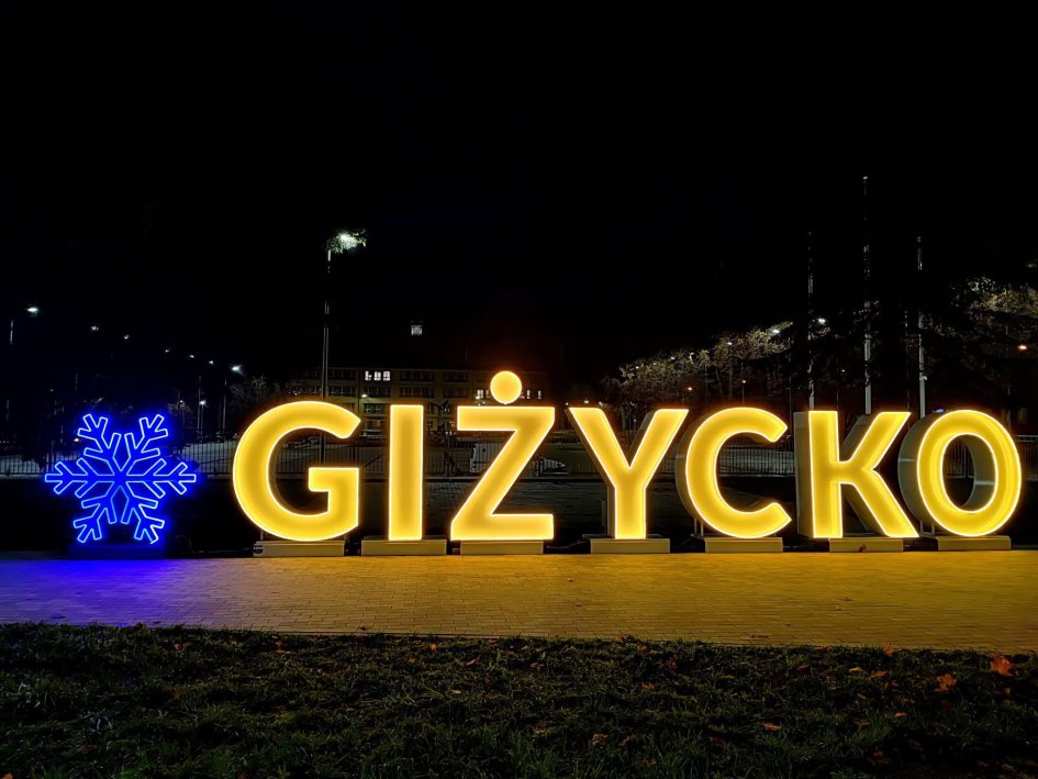 To już drugi Inastaspot w Giżycku, do napisu na plaży nad jez. Niegocin dołączył ten podświetlany, jest mobilny, na razie stanął przed Urzędem Miasta w centrum kurortu