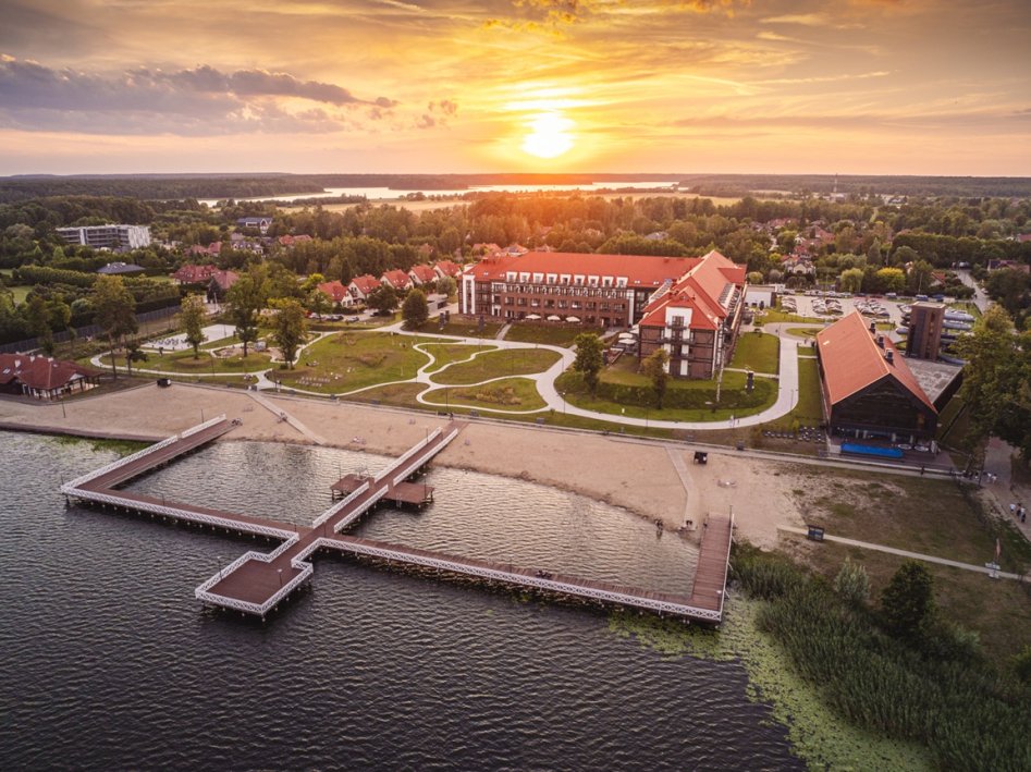 Lokalizacja obiektu tuż nad jeziorem w połączeniu z bardzo rozbudowaną ofertą usług dodatkowych w ramach hotelu sprawiają, że z powodzeniem działać może cały rok, odpowiadając na potrzeby tych, którzy szukają wypoczynku wellness, rodzin z dziećmi, ale też grup biznesowych