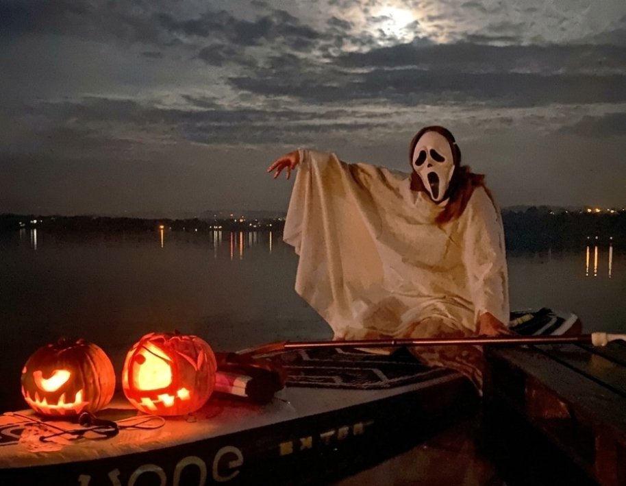 Nad Jeziorem Żywieckim jesienią 2026 może być naprawdę straaaasznie, firma Sport District organizuje tam SUP Halloween