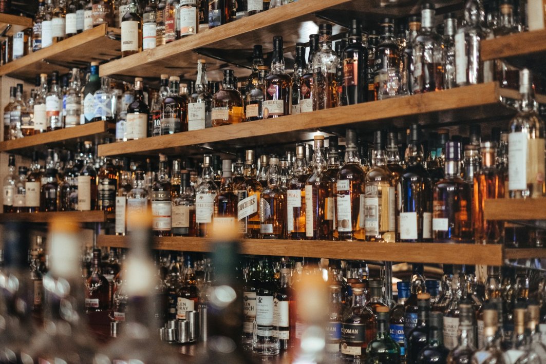 Turyści nie będą mogli kupić alkoholu w sklepach wieczorem i w nocy w całym Gdańsku, fot. Adam Wilson/upsplash