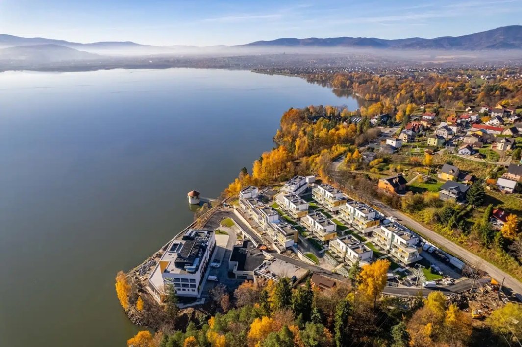 Kolejny po Lagunie Beskidów duży kompleks apartamentowo-hotelowy ruszył nad Jeziorem Żywieckim, to Lake View Żywiec położony tuż nad wodą