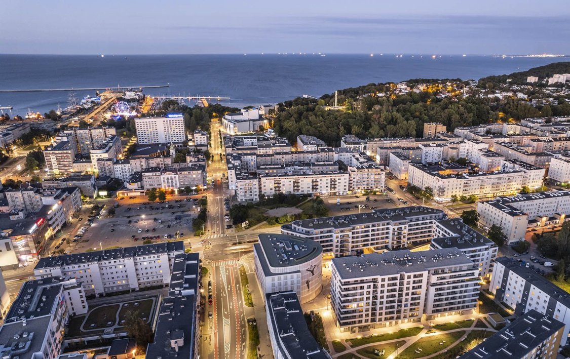 Wybudowany na planie trójkąta hotelowy budynek w którym działać będzie marka Radisson Blu powstał na jednej z głównych ulic prowadzących na plażę w Gdyni