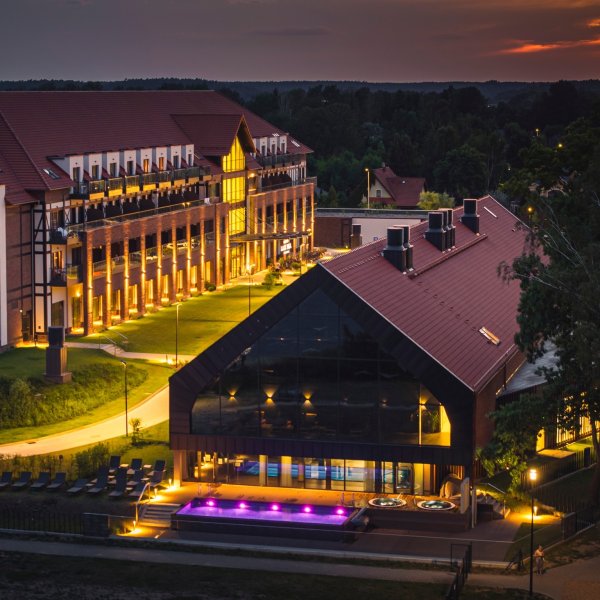 Artur Kozieja szczerze o tym jak Lake Hill Mazury wychodzi z zadłużenia. Właściciele condo na razie zadowoleni