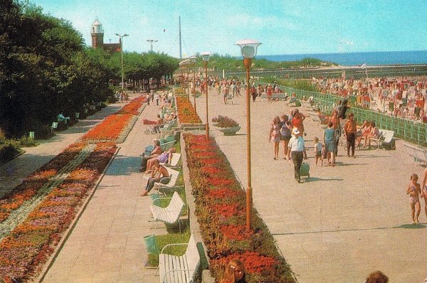 Ustka lata 70: na promenadzie kolory PRLu, kwiatowe dywany, szczupli turyści, kobiety w sukienkach. Klimat retro zachwyca
