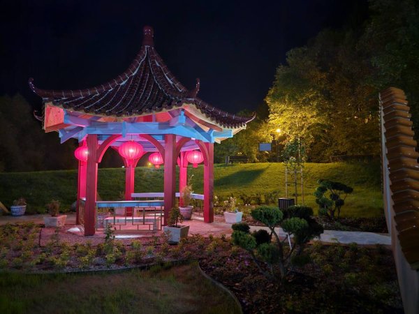 Muszyna nie przestaje zaskakiwać w uruchamianiu nowych atrakcji. Otwarto Ogrody Chińskie