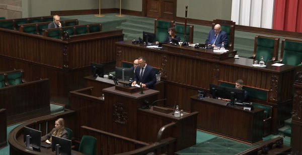 U201ePatohotele idziemy po was\u201d. Politycy zarówno rządu, jak i opozycji mówią jednym głosem