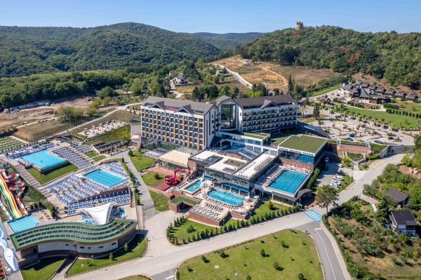Masowa turystyka w hotelach nie musi być głośna. W tym resorcie w Serbii zadbano o akustykę