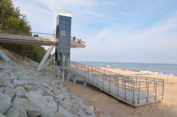 Pierwszy w Polsce kurort z windą na plażę. To zejście stanie się hitem wakacji 2026
