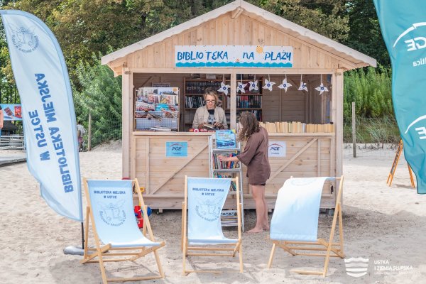 Zapomniałeś książki na plażę? Nie szkodzi, w Ustce dostaniesz ją od ręki dosłownie na piasku