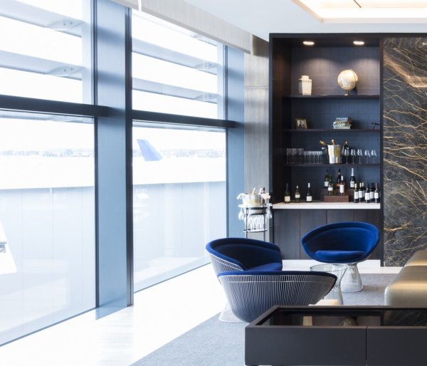 VIP lounge tu celebryci kryją się przed paparazzi. Historia zaczęła się w NY, ale to LA tworzy jej nowy rozdział